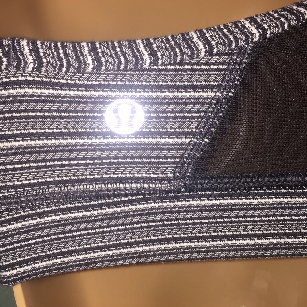 Lululemon sports bra fits 2-4 size